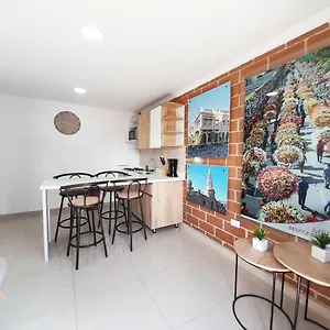 Precioso En Con Parqueadero Gratis Laure Apartamento